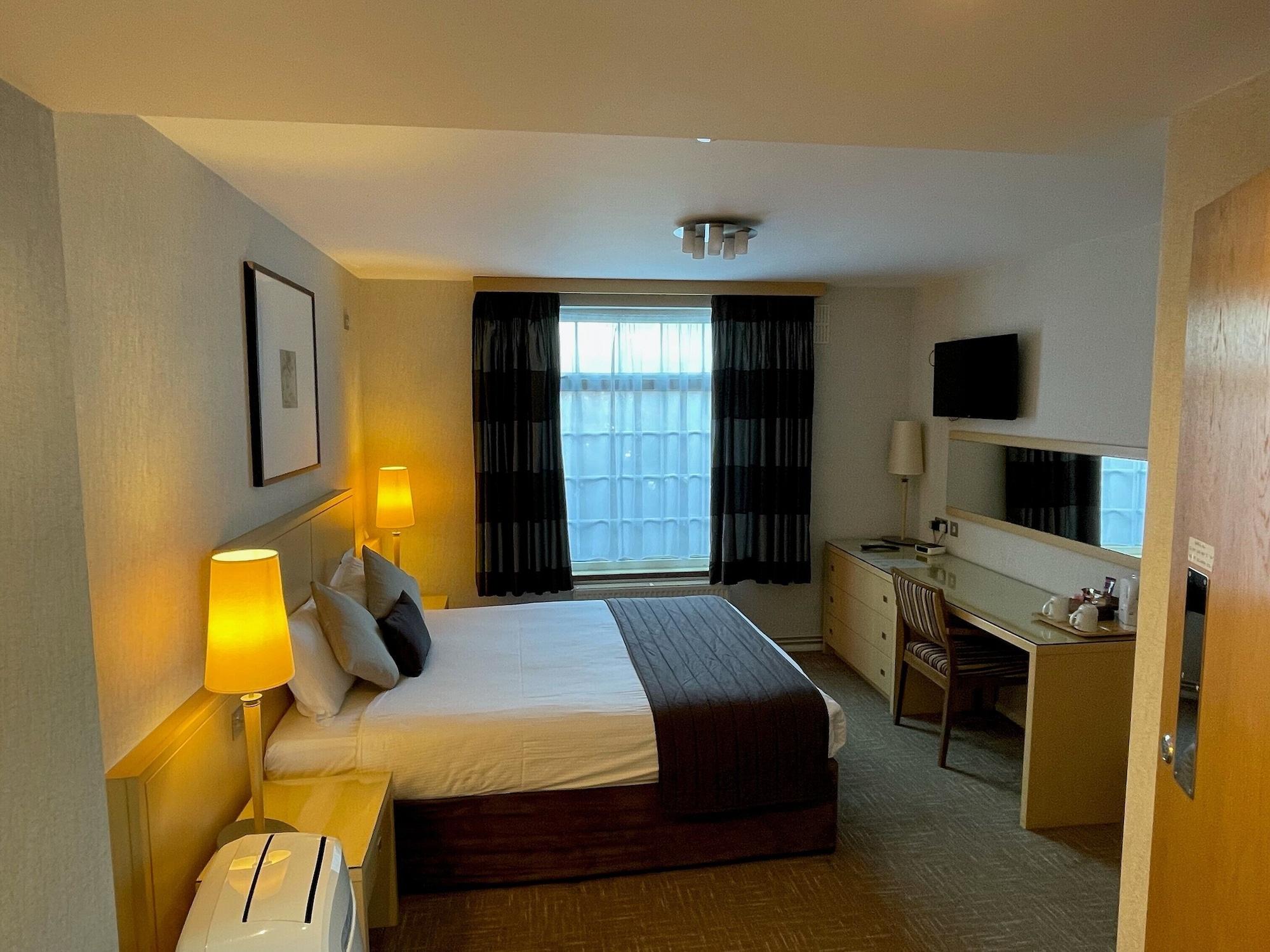 Best Western Homestead Court Hotel Уелуин Гардън Сити Екстериор снимка