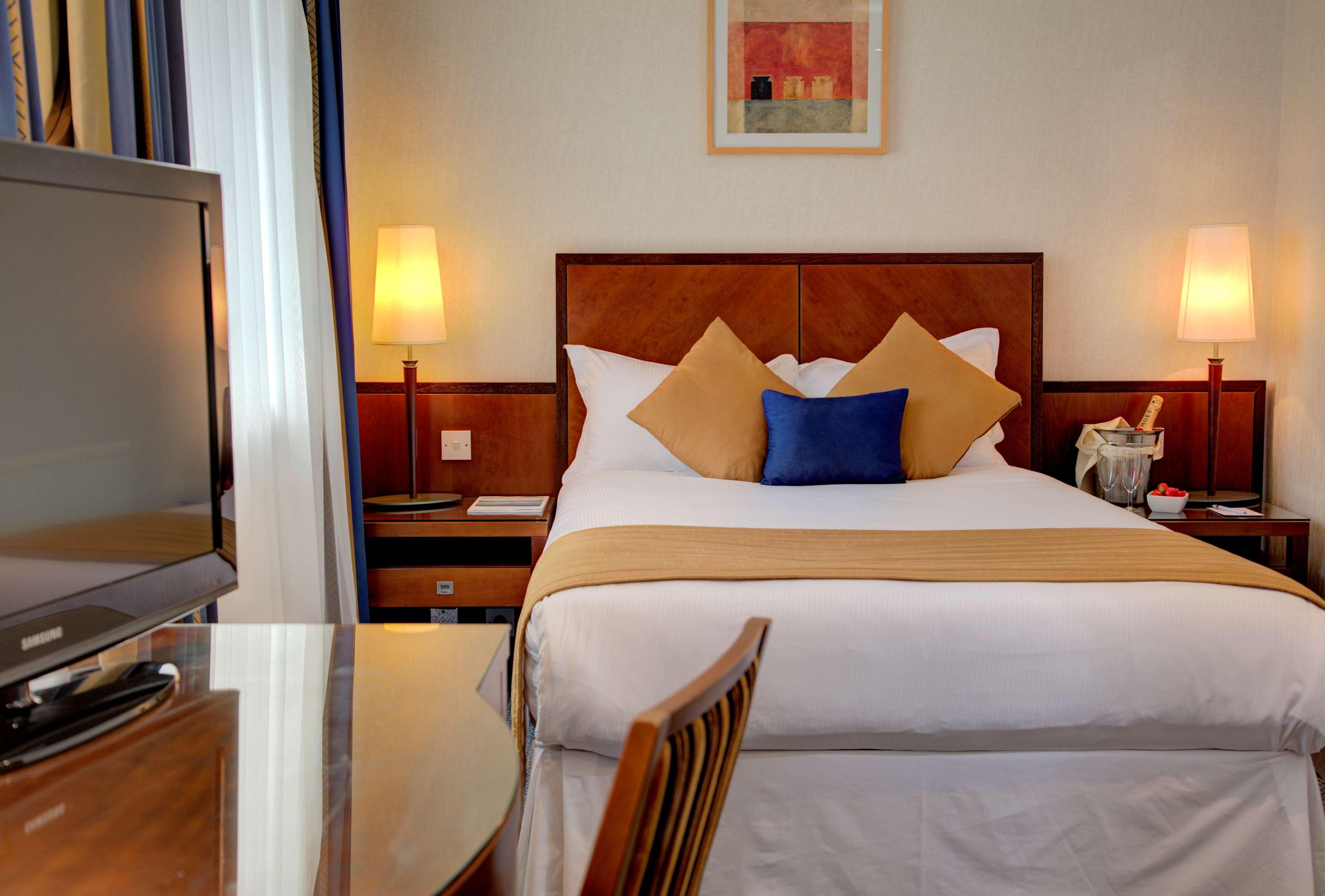 Best Western Homestead Court Hotel Уелуин Гардън Сити Екстериор снимка