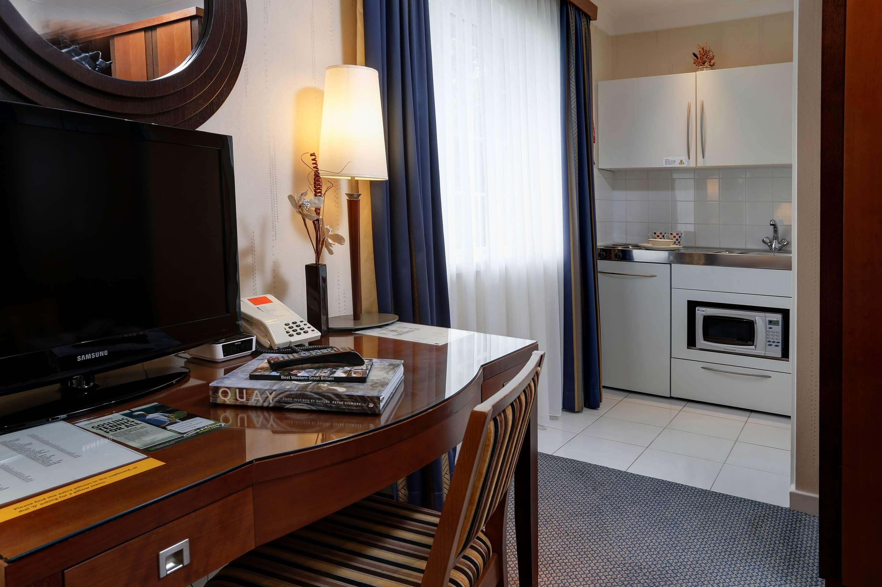 Best Western Homestead Court Hotel Уелуин Гардън Сити Екстериор снимка