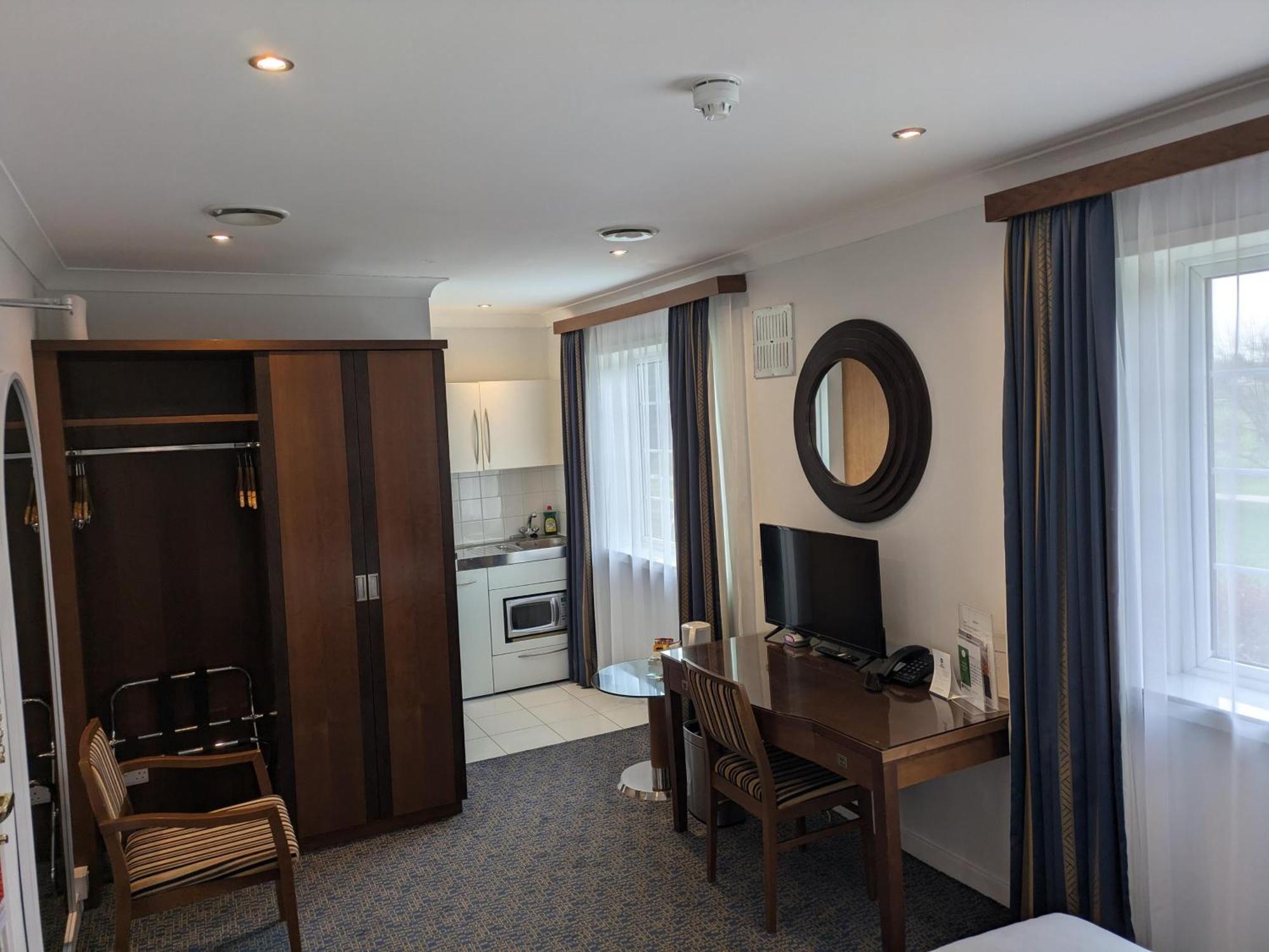 Best Western Homestead Court Hotel Уелуин Гардън Сити Екстериор снимка