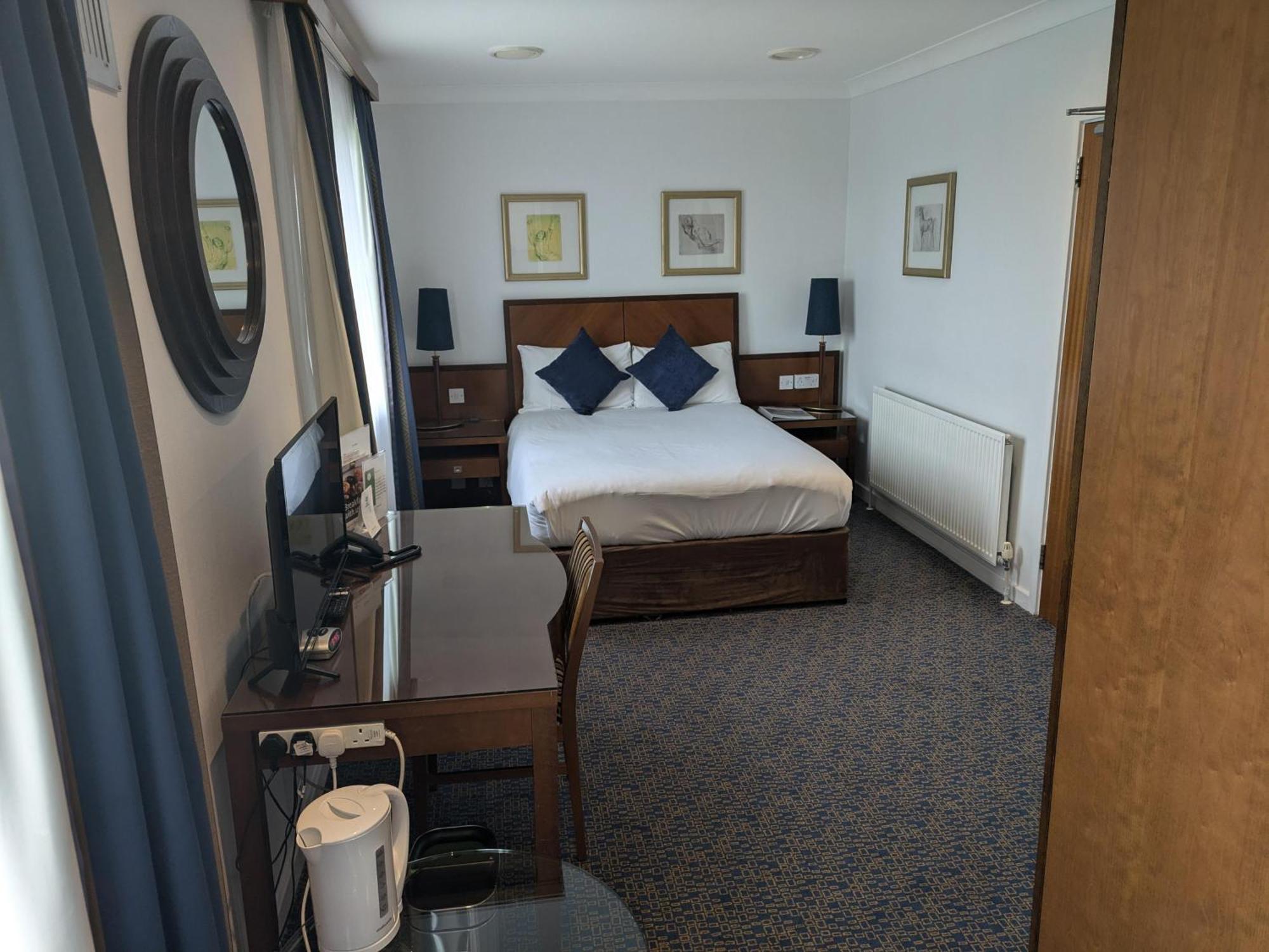 Best Western Homestead Court Hotel Уелуин Гардън Сити Екстериор снимка
