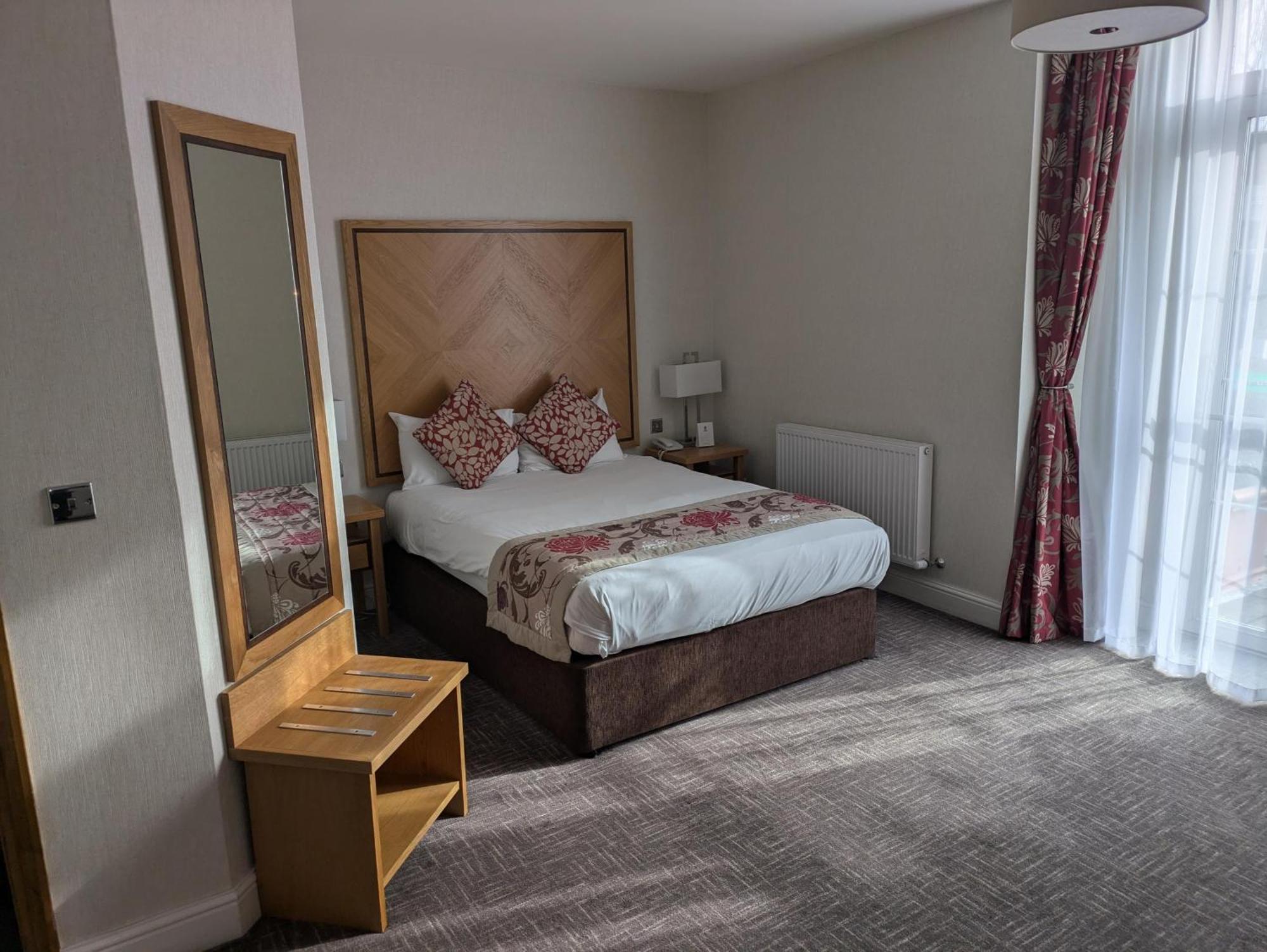 Best Western Homestead Court Hotel Уелуин Гардън Сити Екстериор снимка